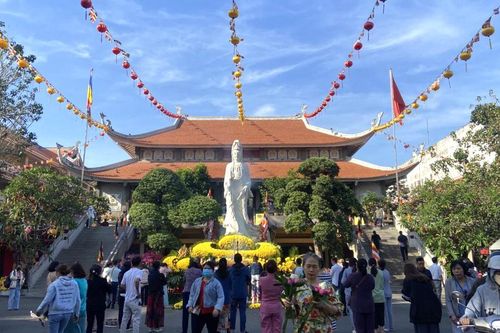 TP. Hồ Chí Minh: Người dân tấp nập đi lễ chùa ngày Rằm tháng Giêng