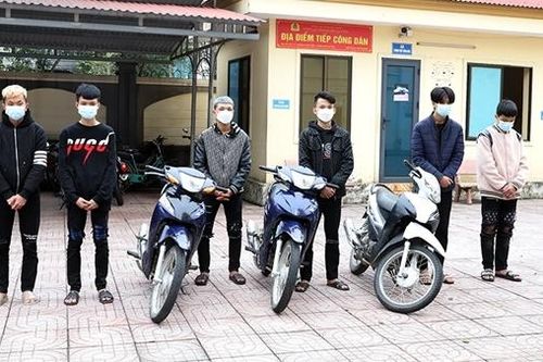 Đeo khẩu trang đi xe không biển, 6 thanh niên lạng lách bốc đầu quay clip tung lên mạng