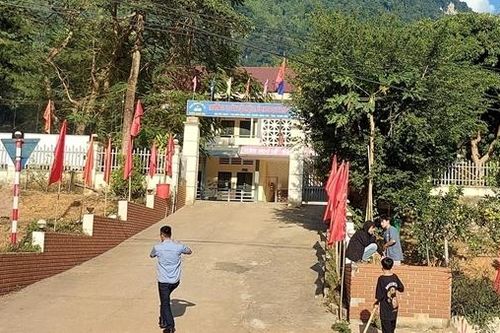 Tùy tiện tuyển con cán bộ vào trường dân tộc nội trú, Trưởng phòng GD&ĐT bị kỷ luật