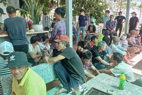 Đột kích trường gà nằm sâu trong hẻm của một phụ nữ, bắt gần 40 đối tượng