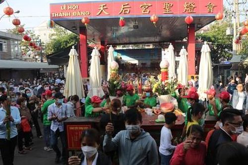 Đông nghẹt người đến lễ hội Chùa Bà Thiên Hậu rằm tháng Giêng