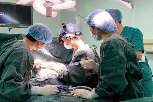 Mắc bệnh tim, hẹp khí quản bẩm sinh, bé gái 14 tháng tuổi được cứu sống