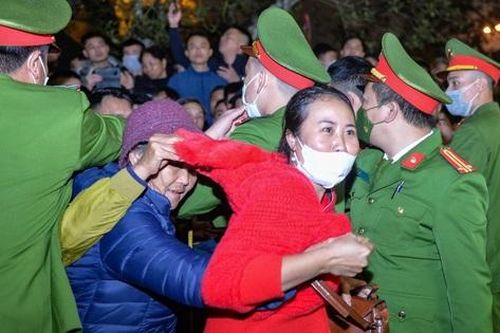 Hàng nghìn người ùa vào đền Trần sau giờ Khai ấn