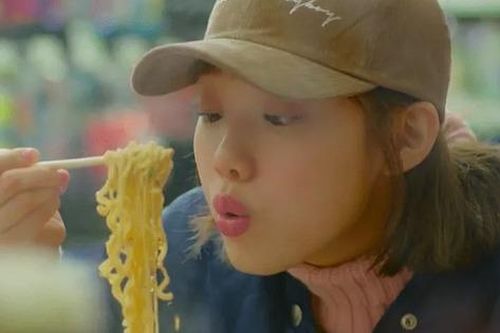 Điều gì xảy ra với cơ thể khi ăn mì ăn liền?