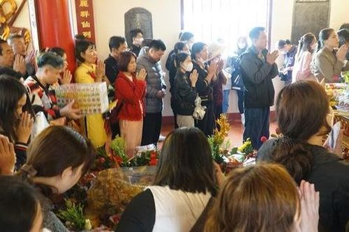 Phủ Tây Hồ đông kín người trong ngày Rằm tháng Giêng