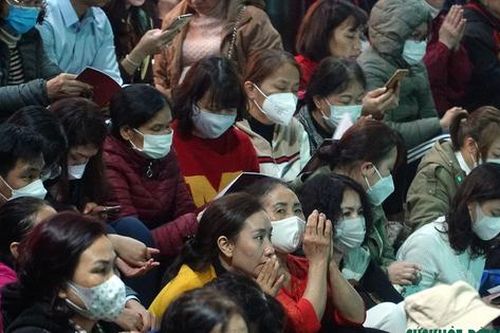 Hàng nghìn người chen chân dự lễ cầu an ở chùa Phúc Khánh
