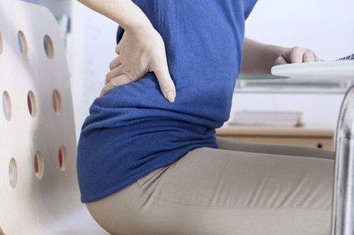 Tiểu ra máu cả tháng, phát hiện u thận khổng lồ