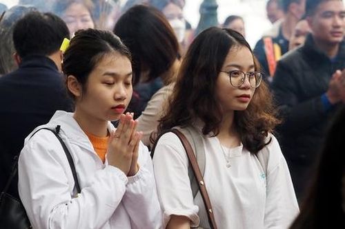 Đông nghịt người về phủ Tây Hồ lễ rằm tháng Giêng