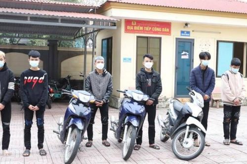 'Bốc đầu' xe máy, quay clip để câu like trên mạng xã hội