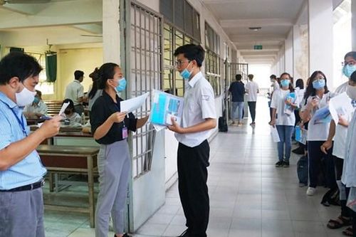 Không nên đăng ký quá nhiều các kỳ thi riêng