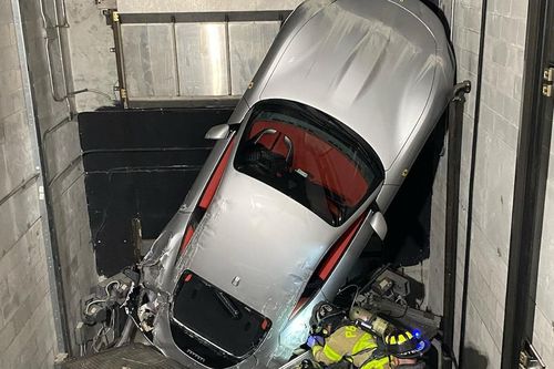 Ferrari Roma hư hỏng nặng sau khi rơi khỏi thang máy