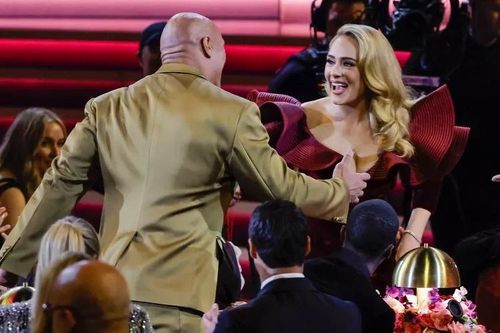 Khoảnh khắc Adele lần đầu gặp mặt The Rock gây sốt