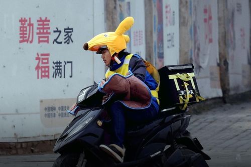 Cô gái Trung Quốc đặt thuốc qua mạng sau khi bị rắn cắn