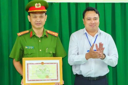 Khen thưởng cảnh sát khám phá nhanh vụ cướp tiệm vàng