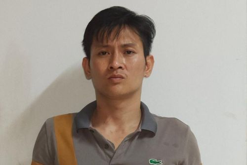 Nam thanh niên mang 2 khẩu súng vào quán cà phê
