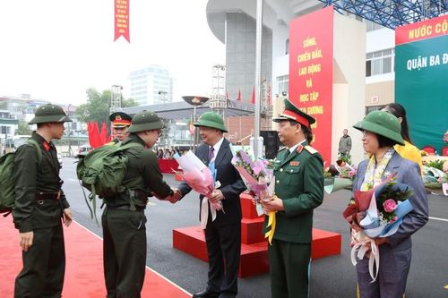Lãnh đạo thành phố Hà Nội động viên tân binh lên đường nhập ngũ