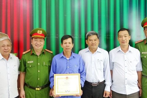TP Sa Đéc: Khen thưởng 2 tấm gương không tham của rơi