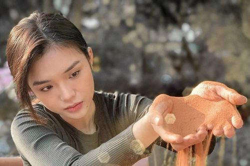 Đạo diễn Nhâm Minh Hiền làm phim tôn vinh nghề làm tranh cát