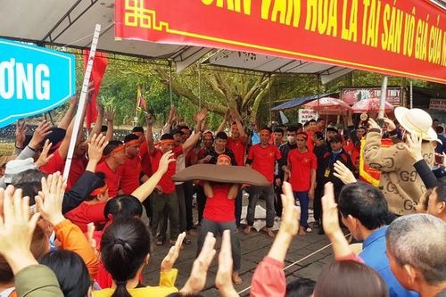 Hải Dương: Pháo 'nổ' vang trời…nghìn người phấn khích, hò reo