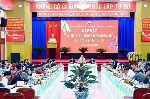 Trí thức, văn nghệ sĩ và người làm báo Gia Lai gặp mặt đầu Xuân