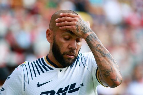 Dani Alves liên tiếp nhận tin sốc sau khi bị tạm giam