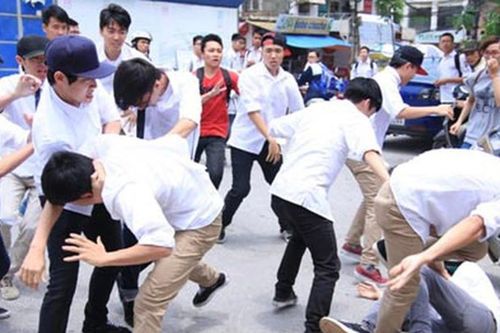 Hai nhóm học sinh mang theo hung khí đánh nhau bởi thách thức trên mạng xã hội
