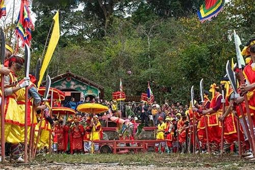 Hơn 4000 nghìn du khách đội mưa xem rước sinh thực khí tại Lễ hội Ná Nhèm