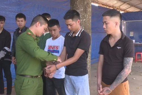 Bực tức chuyện vượt xe, nhóm thanh niên dùng xẻng đánh người gục tại chỗ