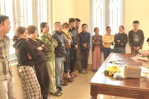 Bị công an tập kích, hàng chục con bạc tán loạn thoát thân