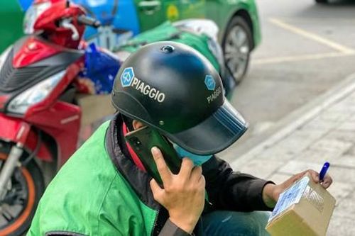 Nhân viên chuyển phát nhanh thu tiền của khách rồi mang trả nợ lô đề