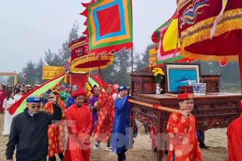 Độc đáo lễ hội cầu ngư, hàng trăm người rước thần cá ra biển