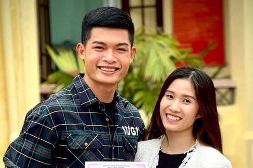 Cặp đôi vận động viên từng có màn cầu hôn 'gây bão' ở SEA Games 31 chính thức về chung một nhà