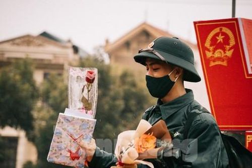 Thanh niên xứ Lạng xúc động nhận hoa, quà trước khi lên đường nhập ngũ