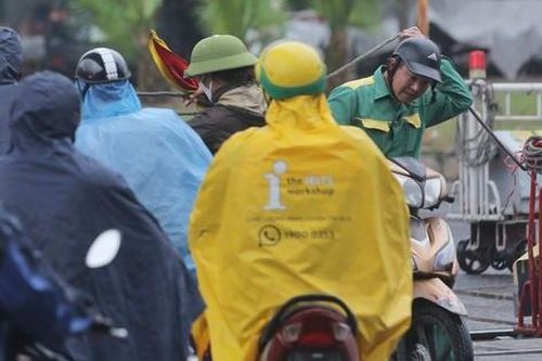 Thót tim cảnh người dân vô tư 'cắt' đầu tàu hỏa, coi thường barie tại Hà Nội