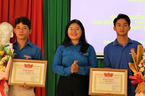 Tặng bằng khen đột xuất hai thanh niên dũng cảm cứu người đuối nước