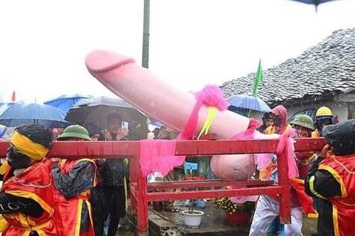 Chuyên gia nói gì về lễ rước sinh thực khí nam gây xôn xao mạng xã hội?