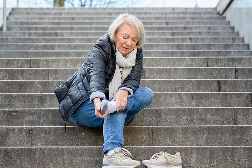 Vì sao cơ thể đau nhức khi thời tiết chuyển lạnh và nồm ẩm, phòng tránh thế nào?