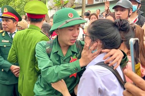 Bịn rịn giây phút chia tay của hơn 1.450 tân binh Thừa Thiên Huế