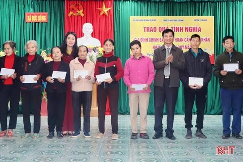 Trao 100 triệu đồng cho gia đình chính sách, hộ khó khăn ở Vũ Quang