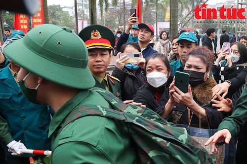 Bịn rịn phút chia tay thanh niên lên đường nhập ngũ