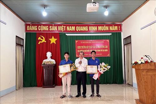 Khen thưởng hai thanh niên cứu người đuối nước ở hồ thủy điện Đắk R'tih