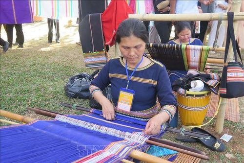 Liên hoan sắc màu thổ cẩm thành phố Kon Tum