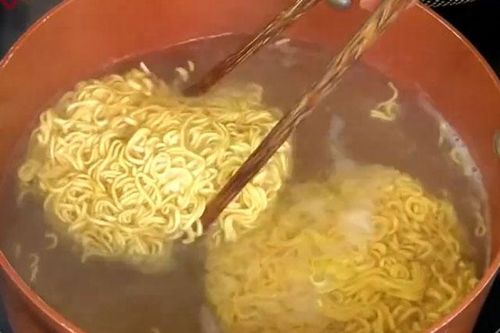 Nấu mì tôm đùng cho trực tiếp vào nồi: Làm thêm 1 bước để mì dai ngon lại giảm dầu mỡ gây hại