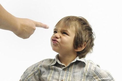Cha mẹ cần phải làm gì khi con trở nên bướng bỉnh?