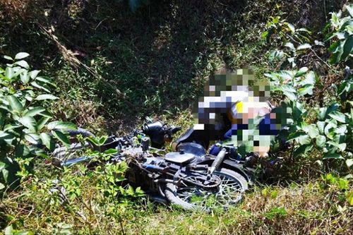 Đi phun thuốc, người dân phát hiện cảnh tượng 'rợn người' dưới mương nước
