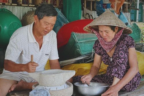 Chàng trai chụp ảnh 'bánh canh bột xắt' cả nhà cùng làm, dân mạng rưng rưng: Nao lòng người xa xứ!