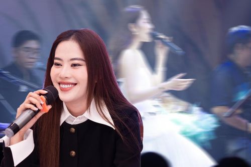 Nam Em trổ tài hát bolero trên sân khấu, dân mạng nhận xét 'ăn đứt' nhạc trẻ