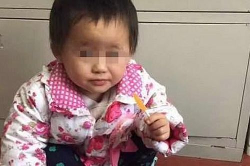 Chứng kiến bố mẹ cãi nhau, mẹ tức đến ngất xỉu, đứa trẻ có hành động khiến ai cũng xót xa