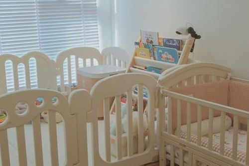 Căn phòng màu kem xinh xắn mẹ thiết kế đón con yêu chào đời