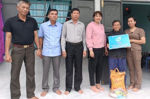 Hội Phụ nữ xã Ninh Quang bàn giao 'Mái ấm tình thương' cho hộ gia đình có hoàn cảnh khó khăn